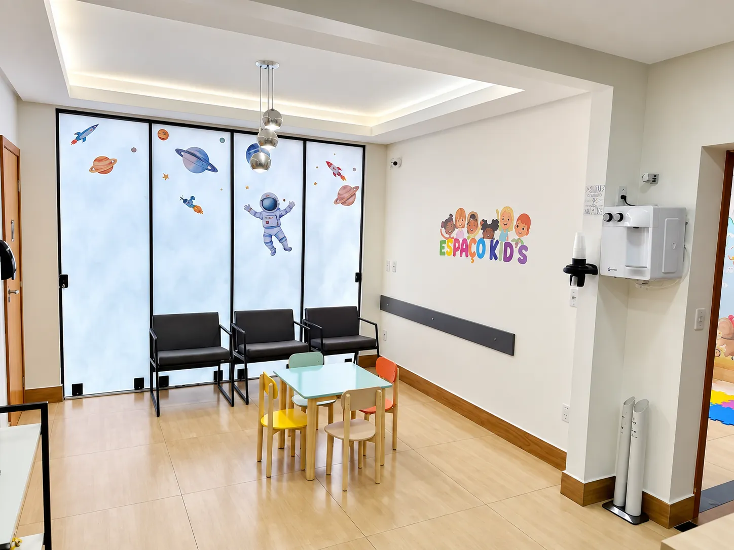 Espaço Kid’s da Clínica Fono Inova, com mesinha e cadeiras infantis