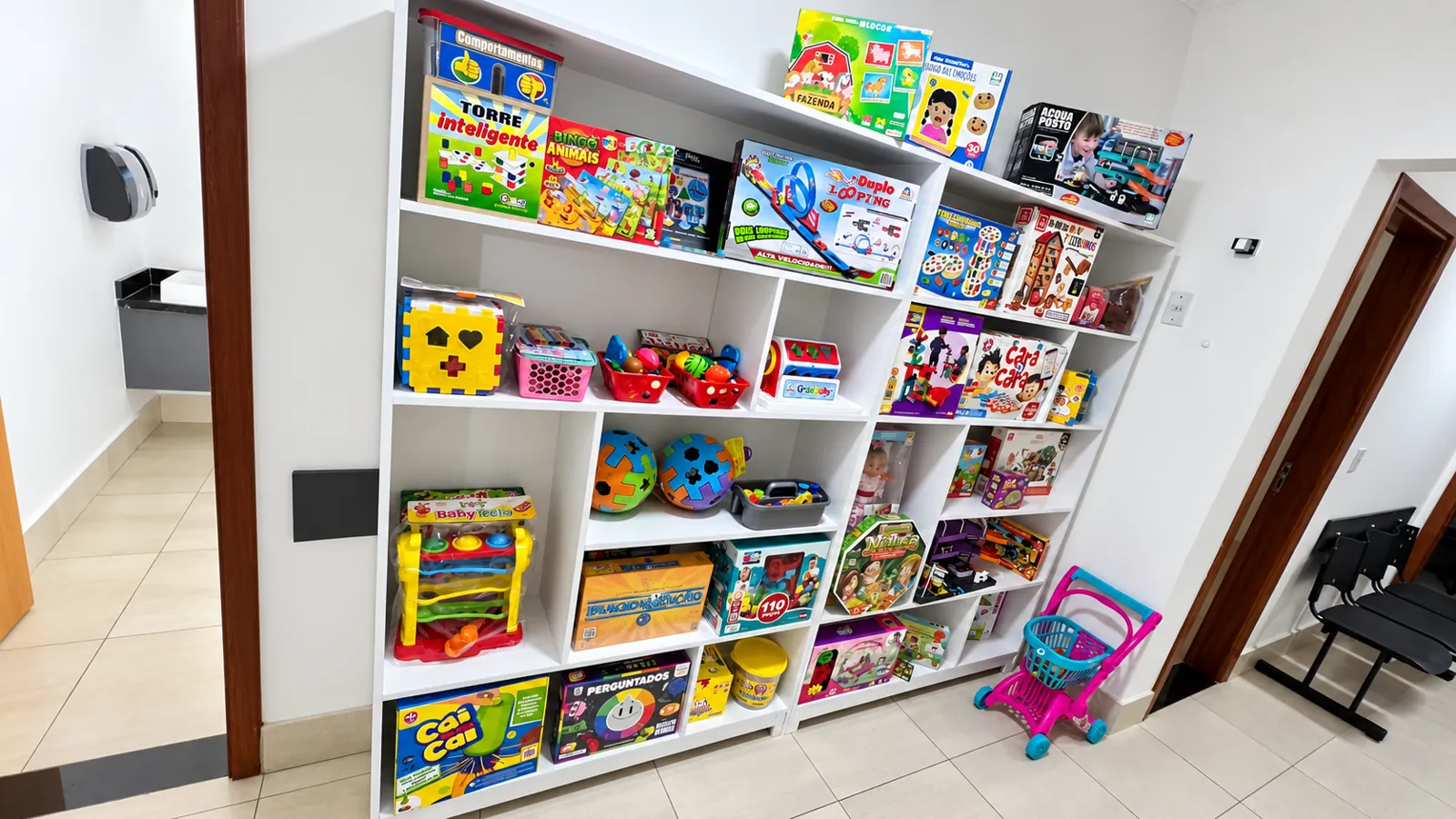 Estante com jogos e brinquedos usados nos atendimentos